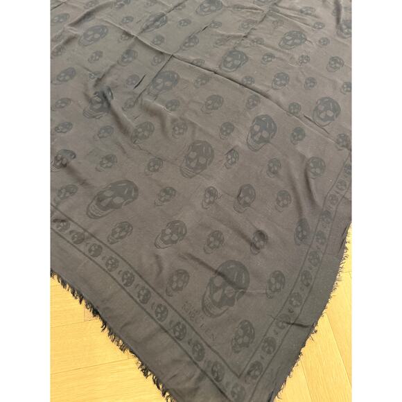 Alexander Mcqueen Navy and Black Skull Scarf - Picture 5 of 11